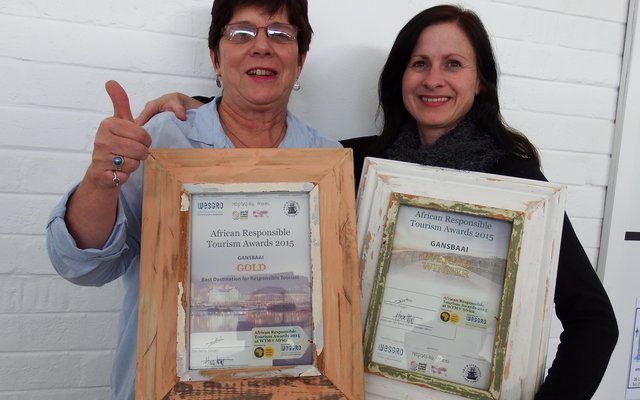 Links is Glenda Kitley (Bestuurder: Gansbaai Toerisme) met die Gansbaai Goud Sertifikaat saam met Brenda du Toit (Voorsitter: Gansbaai Toerisme) met die Gansbaai Algehele Wenner Sertifikaat